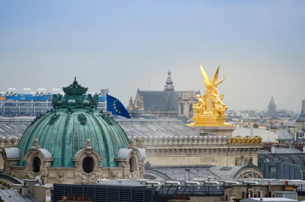 Scultura dorata con bellissimo skyline di Parigi — Foto Stock