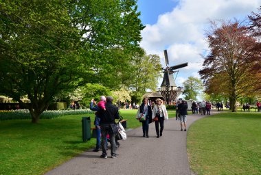 Lisse, Hollanda - 7 Mayıs 2015: Eski yel değirmeni ile çok sayıda turistin Keukenhof ünlü Bahçe