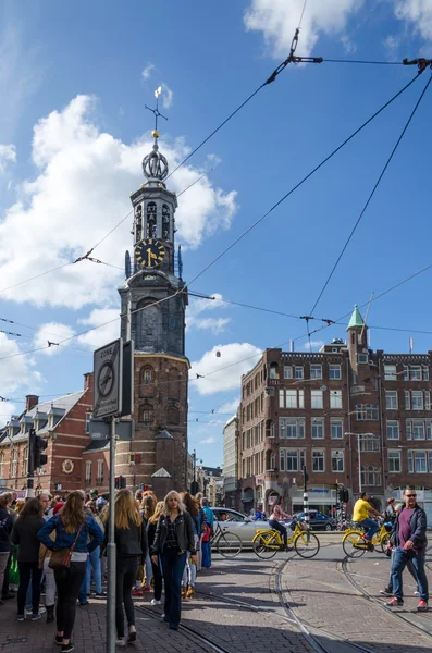 Amsterdam, Nizozemsko - 8 května 2015: Lidé na náměstí Muntplein The Munttoren (máta Tower) v Amsterdamu — Stock fotografie
