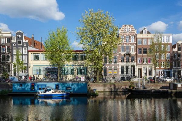 Ámsterdam, Países Bajos - 7 de mayo de 2015: La gente en la calle en la ciudad de Amsterdam — Foto de Stock