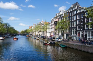Amsterdam, Hollanda - 7 Mayıs 2015: Yolcu tekneleri kanal Turu Amsterdam şehir üzerinde