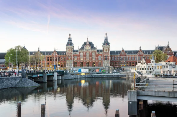 Amsterdã, Holanda - 8 de maio de 2015: Tousits na Estação Central de Amsterdam — Fotografia de Stock