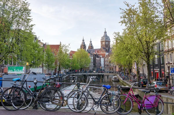 Ámsterdam, Países Bajos - 8 de mayo de 2015: Turistas en la Iglesia de San Nicolás de Ámsterdam — Foto de Stock