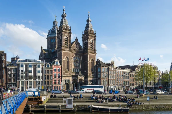 Amsterdam, Nederländerna - 8 maj 2015: Turister på kyrkan Saint Nicholas i Amsterdam — Stockfoto