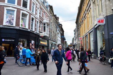 Lahey, Hollanda - 8 Mayıs 2015: Lahey alışveriş venestraat alışveriş insanlar
