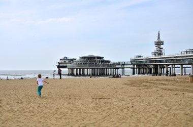 Lahey, Hollanda - 8 Mayıs 2015: çocuklar oyun beach, Scheveningen bölge