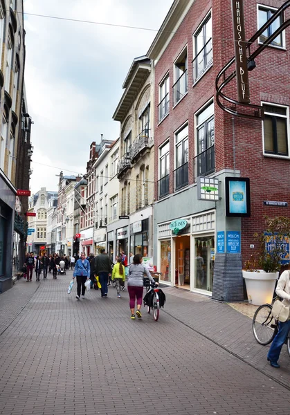 Den Haag, Nederland - 8 mei 2015: Mensen winkelen op venestraat winkelstraat in Den Haag — Stockfoto