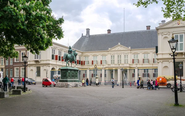 La Haya, Países Bajos - 8 de mayo de 2015: La gente visita el Palacio de Noordeinde, La Haya — Foto de Stock