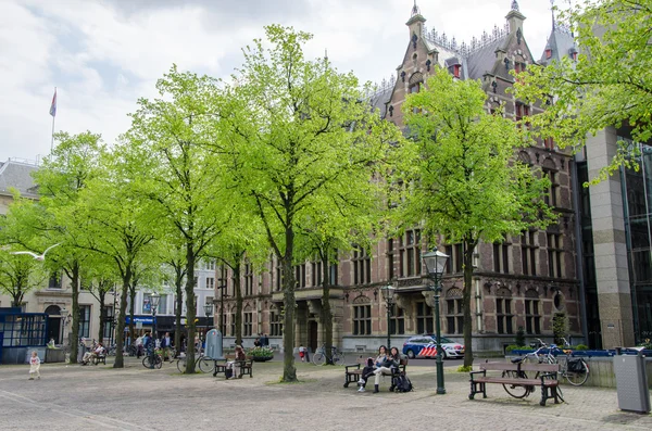The Hague, Netherlands - May 8, 2015: People at Het Plein in center of The Hague — Stock Photo, Image