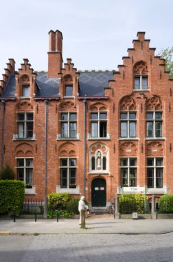 Bruges, Belçika - 11 Mayıs 2015: Bruges (Begijnhof) Beguinage insanlarla