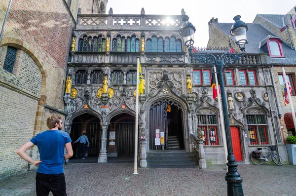 Bruges, Bélgica - 11 de maio de 2015: Visita turística Basílica do Santo Sangue em Bruges, Bélgica — Fotografia de Stock