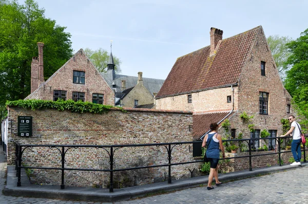 Brugge, België - 11 mei 2015: Mensen rond het Begijnhof (Begijnhof) in Brugge — Stockfoto