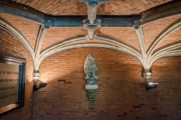 Bruges, Belgium - May 11, 2015: Interior of Basilica of the Holy Blood in Bruges — Φωτογραφία Αρχείου