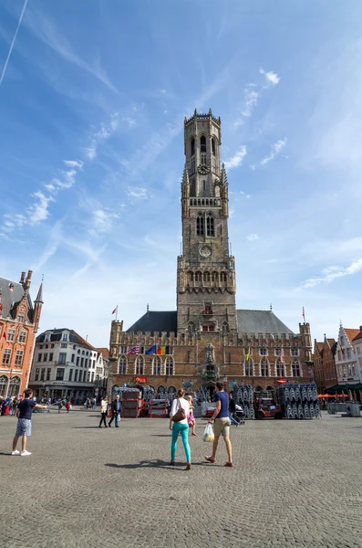 Brygge, Belgien - 11 maj 2015: Turist på Grote Markt torget i Brygge, Belgium — Stockfoto