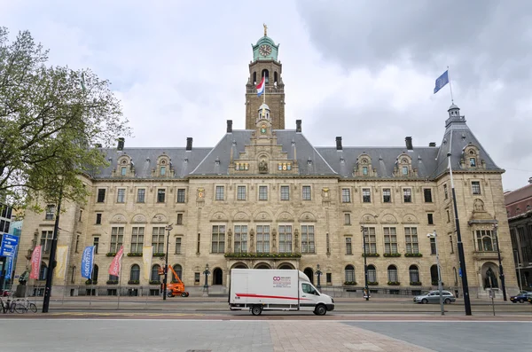 Роттердам, Нідерланди - 9 травня 2015: Люди відвідують ратуша Роттердам — стокове фото