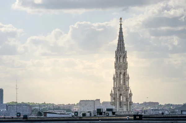 Torre del ayuntamiento en la Grand Place de Bruselas —  Fotos de Stock