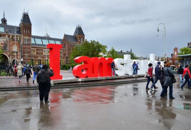 Amsterdam, Hollanda - 6 Mayıs 2015: Turist ünlü işareti 