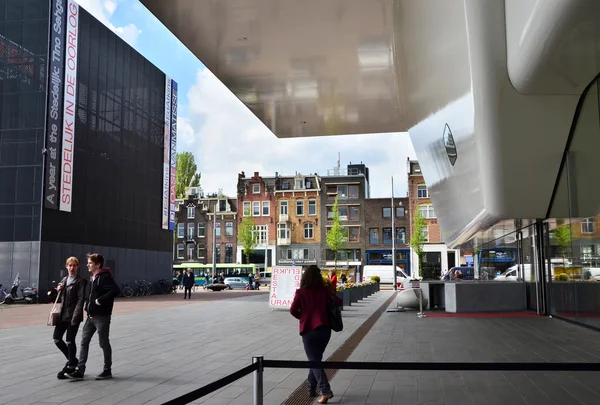 Ámsterdam, Países Bajos - 6 de mayo de 2015: La gente visita el famoso Museo Stedelijk de Ámsterdam — Foto de Stock