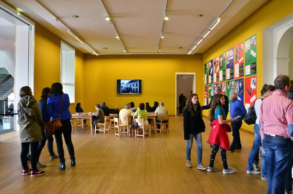 Amsterdã, Holanda - 6 de maio de 2015: as pessoas visitam o Museu Stedelijk em Amsterdã — Fotografia de Stock