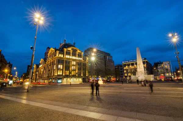 Ámsterdam, Países Bajos - 7 de mayo de 2015: La gente visita el monumento a la presa — Foto de Stock