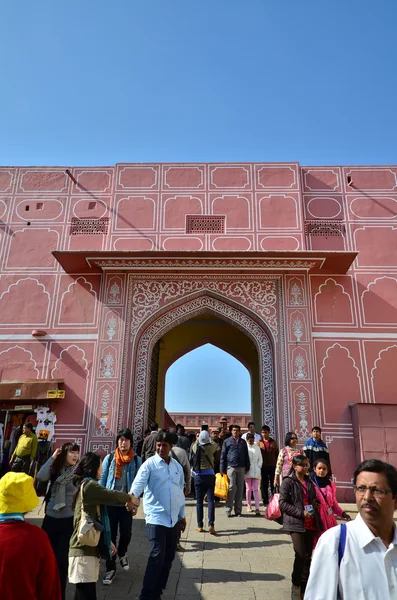 Jaipur, Índia - 29 de dezembro de 2014: As pessoas visitam o Palácio da Cidade — Fotografia de Stock