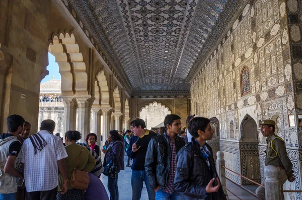 Jaipur, India - December29, 2014: Turist besöka Amber Fort i Ja — Stockfoto