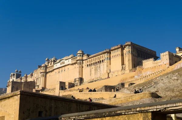 Jaipur, India - December 29, 2014: Tourists visit Amber Fort in — Stock Photo, Image