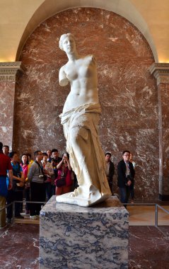 Paris, Fransa - 13 Mayıs 2015: Venüs de Milo heykeli Paris'te Louvre Müzesi'nde turist ziyaret.