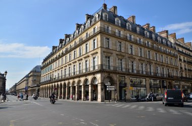 Paris, Fransa - 13 Mayıs 2015: Paris'in merkezinde turist ziyaret
