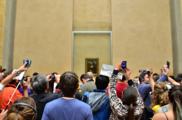 Paris, France - 13 mai 2015 : Les visiteurs prennent des photos de la "Joconde" de Léonard de Vinci au Musée du Louvre — Photo