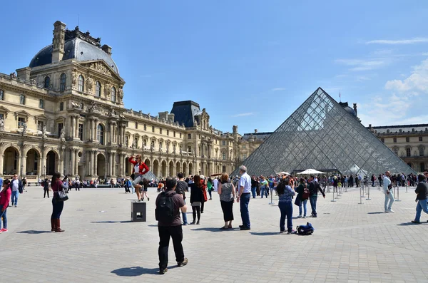 Paris, Frankrijk - 13 mei 2015: Toeristische bezoek Louvremuseum in Parijs — Stockfoto