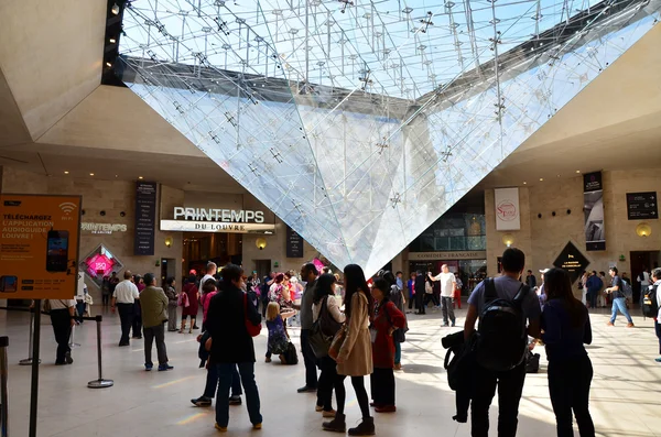 Paříž, Francie - 13 května 2015: Turisté navštěvují uvnitř mřížky pyramida — Stock fotografie