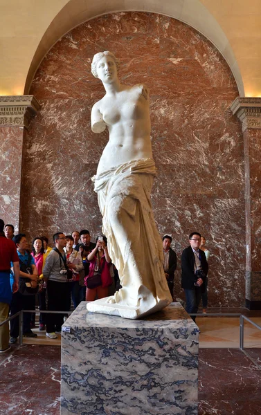 Paris, França - 13 de maio de 2015: Turistas visitam a estátua de Vênus de Milo no Museu do Louvre em Paris . — Fotografia de Stock