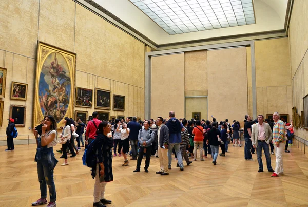 Paříž, Francie - 13 května 2015: Návštěvníci muzea Louvre, Paříž — Stock fotografie