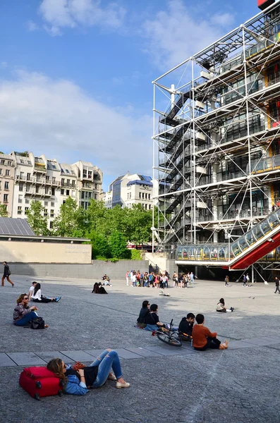 Paris, France - May 14, 2015: People relaxing at plaza in front of  Centre of Georges Pompidou — Stock Photo, Image