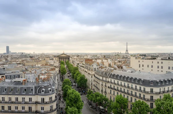 A Madeleine-templom és az Eiffel-torony Párizs városára — Stock Fotó