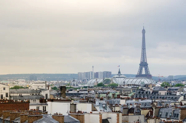 Eiffeltornet och Grand Palais med Paris skyline — Stockfoto