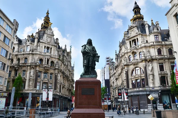 Αμβέρσα, Βέλγιο - 10 Μαΐου 2015: Άγαλμα του Φλαμανδός ζωγράφος Τένιερς David στο Teniersplaats στην Αμβέρσα — Φωτογραφία Αρχείου