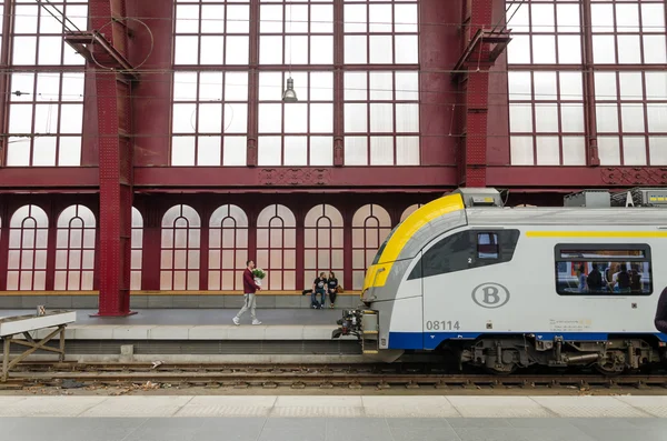 Amberes, Bélgica - 11 de mayo de 2015: Personas en Amberes Central station —  Fotos de Stock