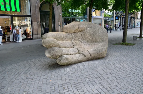 Antwerp, Belçika - 10 Mayıs 2015: Meir sokakta, ana alışveriş caddesi Antwerp dev el heykel — Stok fotoğraf