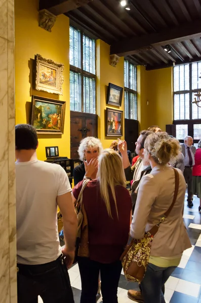 Antverpy, Belgie - 10 května 2015: Turistické návštěvy Rubenshuis (Rubensův dům) — Stock fotografie