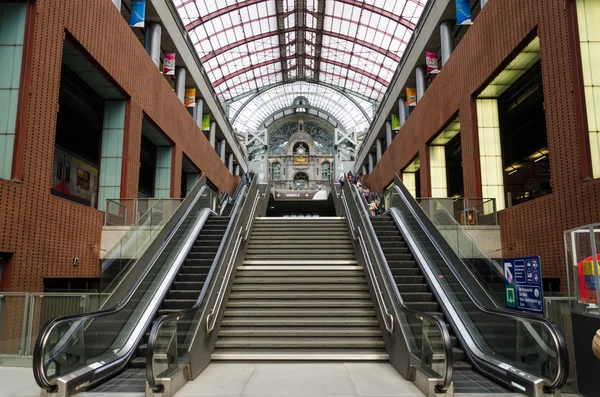 Antwerp, Belgium - May 11, 2015: Passengers in Main hall of Antwerp Central station — Stock Photo, Image