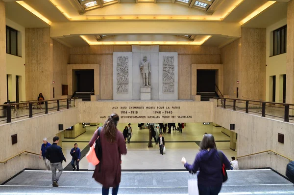 Bruselas, Bélgica - 12 de mayo de 2015: Travellers in the main lobby of Brussels Central Train Station — Foto de Stock