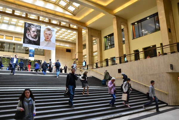 Bruselas, Bélgica - 12 de mayo de 2015: Travellers in the main lobby of Brussels Central Train Station — Foto de Stock