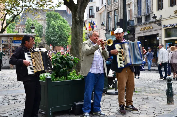 Bruselas, Bélgica - 12 de mayo de 2015: Músico callejero en la Place d 'Espagne (Plaza de España) en Bruselas, Bélgica . — Foto de Stock