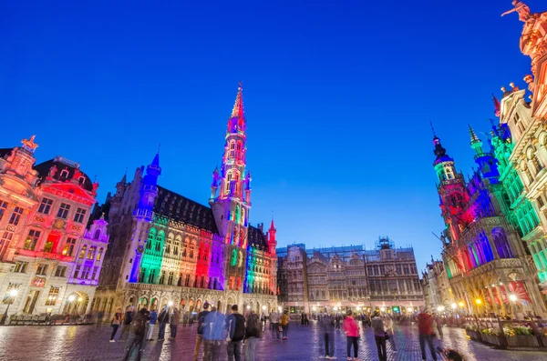 Bryssel, Belgien - 13 maj 2015: Turister som besöker berömda Grand Place (Grote Markt) Bryssels centrala torget. — Stockfoto