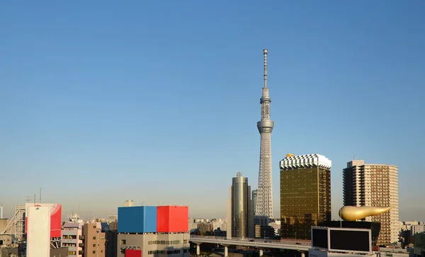 Tokyo Sky tree amd rascacielos en el distrito de Asakusa, Tokio —  Fotos de Stock