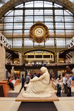 Paris, Fransa - 14 Mayıs 2015: Paris'teki Musee d'Orsay, ziyaretçi