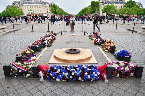 Paris, Frankreich - 14. Mai 2015: Touristen besuchen Grab des unbekannten Soldaten unter dem Triumphbogen, Paris. — Stockfoto