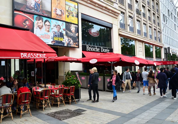 Paris, France - May 14, 2015: Local and tourists on the Avenue des Champs-elysees — Stok fotoğraf